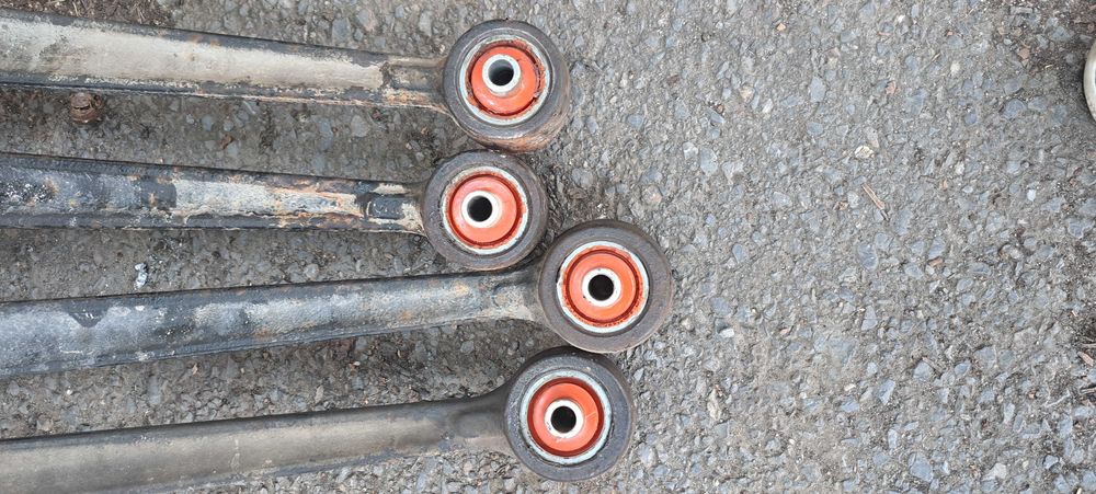 Носачи с полиуретанови втулки