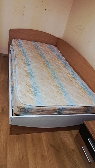 Легло с повдигащ механизъм