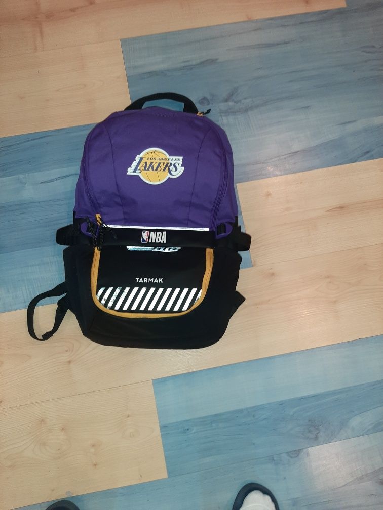 Ghiozdan Lakers aproape nou