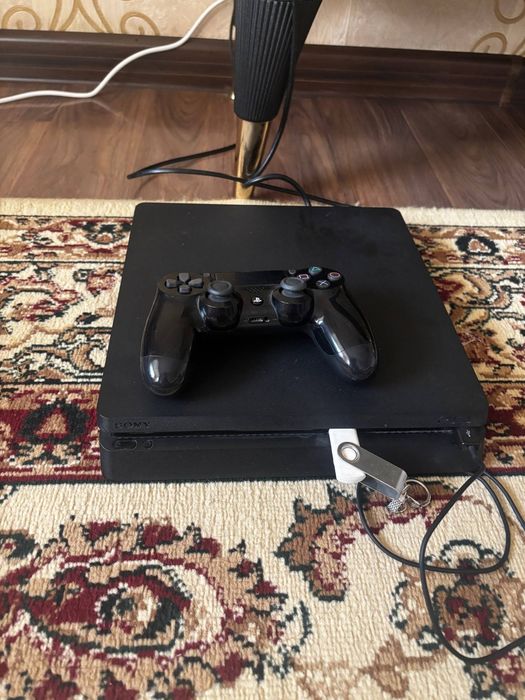 playstation 4 слим,в хорошем состоянии