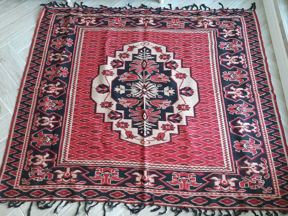 Килим, правоъгълен без косъм, двулицев и с 40%  вълна, р-р 1,50м/2,00м