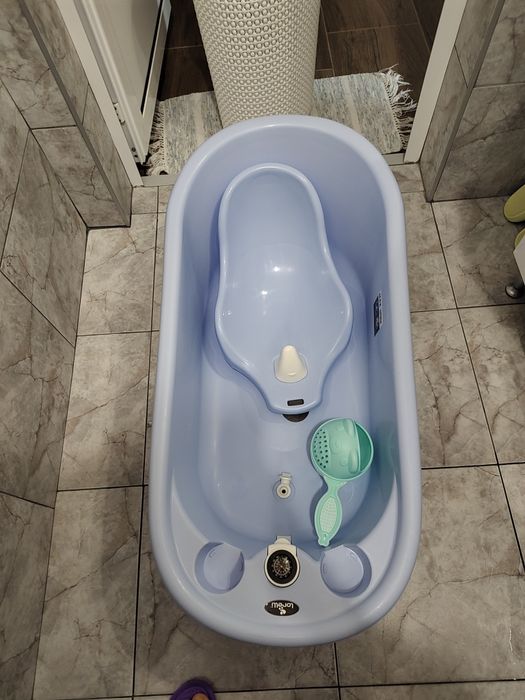 Подарявам корито,повивалник и две малки картини