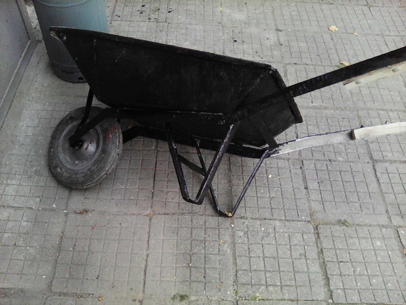 Градинска       каличка    с     гума     .