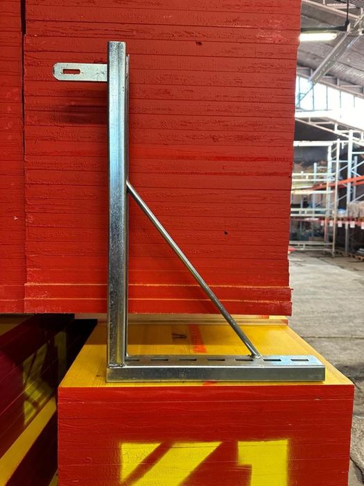 Montanti, bride, spade,  tije,  pene,  distantieri,  cofraje doka lana