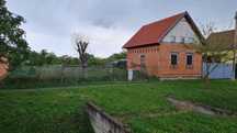 Casa mica la rosu in Batania, Ungaria