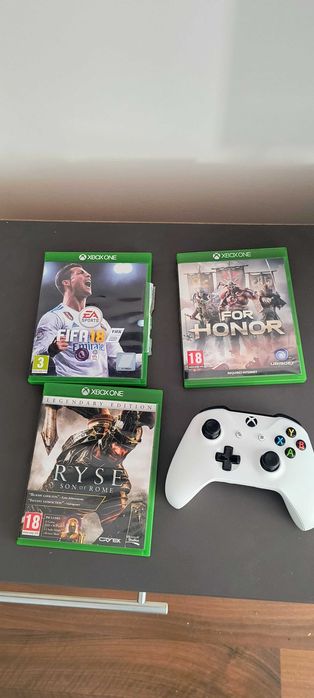 Vând manetă Xbox one+3 jocuri