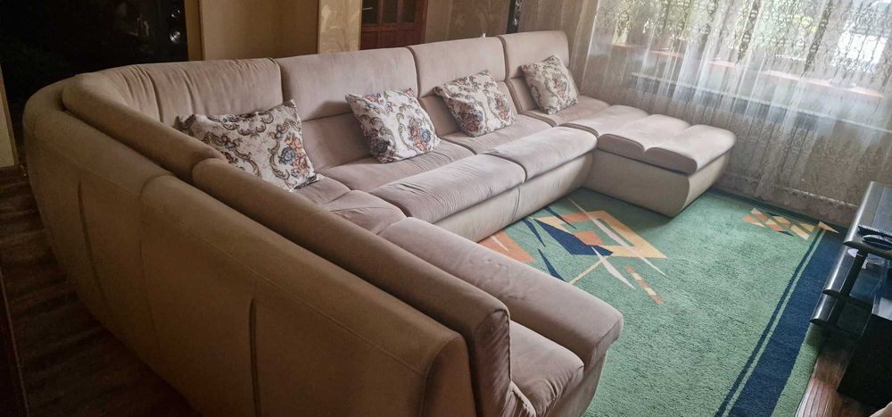 Диван большой модульный, чистый без пятен и дефектов.