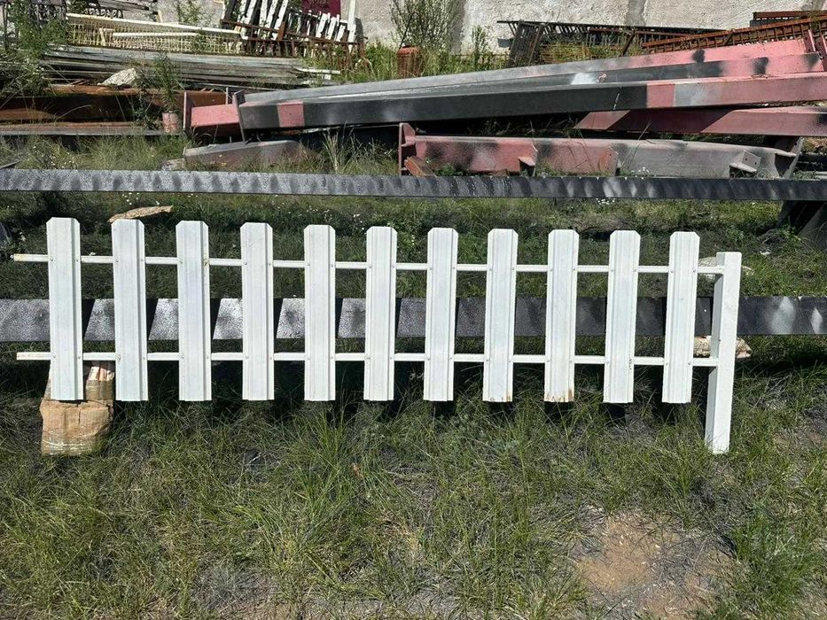 Ограждение металлическое из оцинкованного штакетника