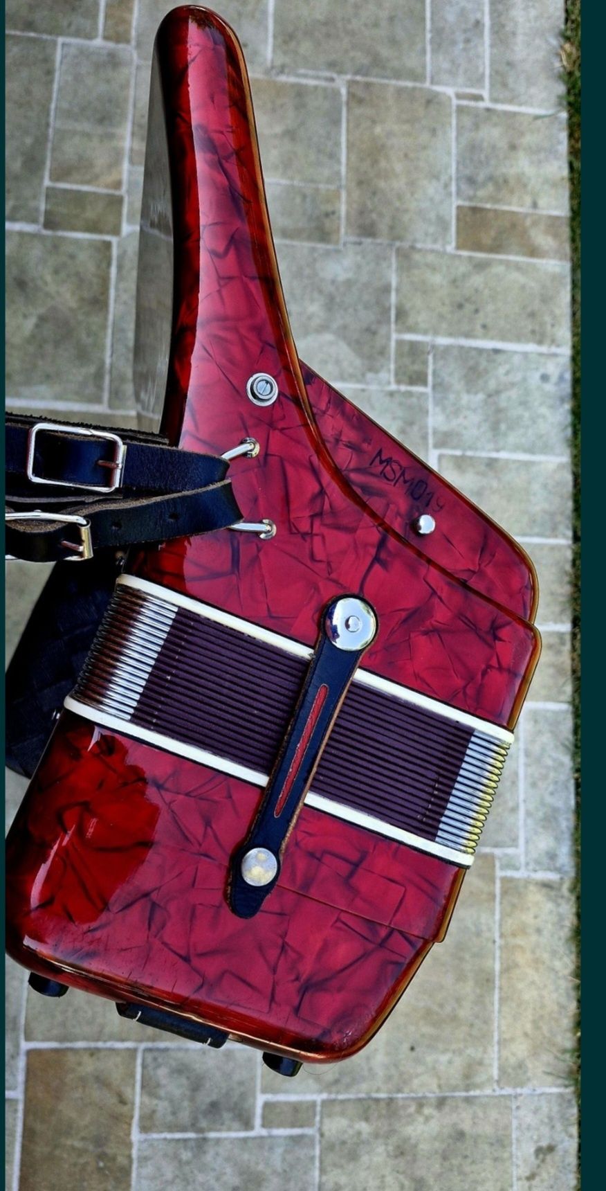 Vând acordeon Parrot cu 120 basi rosu