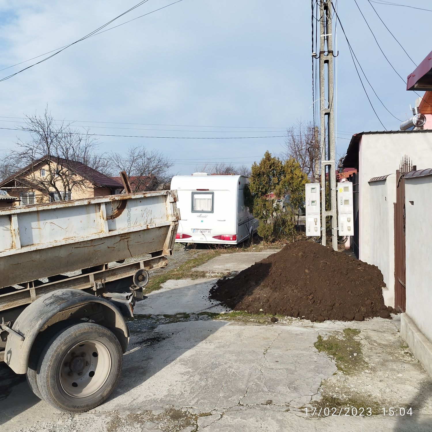 Pamant negru vegetal curat afânat plus oameni pt intins