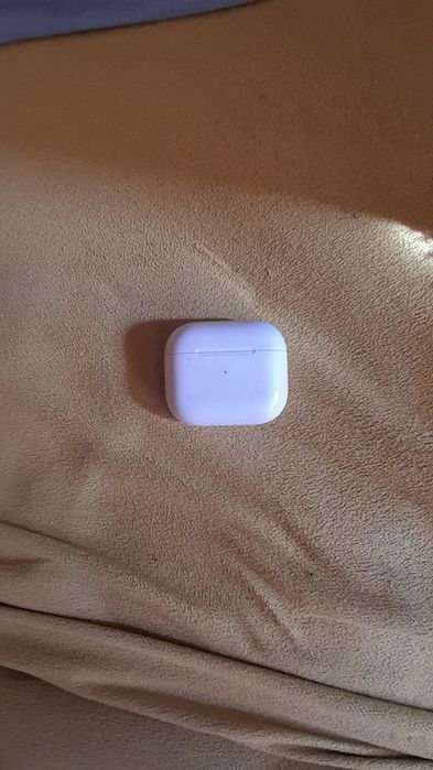 Продам наушники Apple AirPods 3-го поколения.