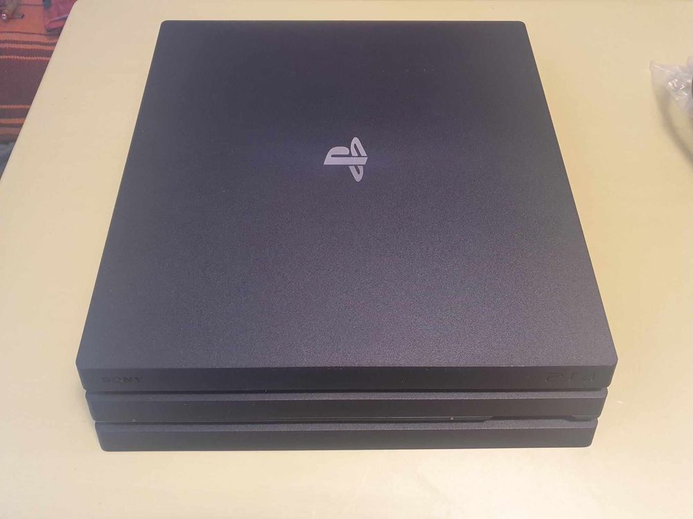 Playstation 4 PRO 1TB (CUH-7216B)