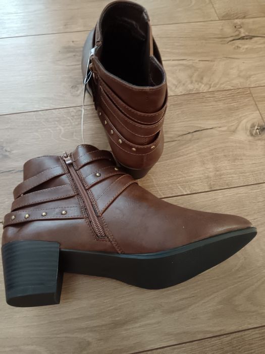 чисто нови дамски боти в кафяв цвят, номер 39.