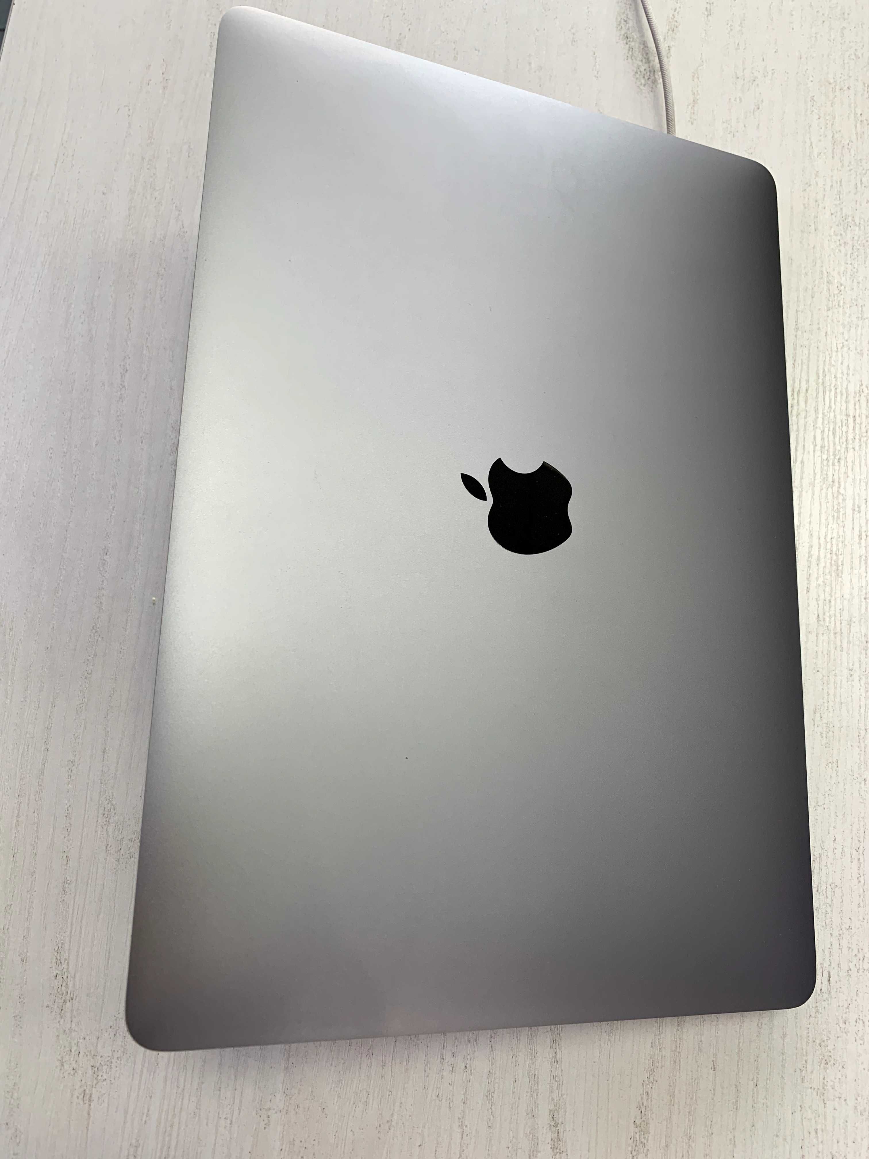 MacBook Air
M1 chip
16GB-256GB