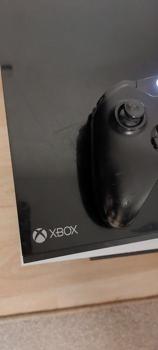 XBox One cu un controler și adapter HDMI
