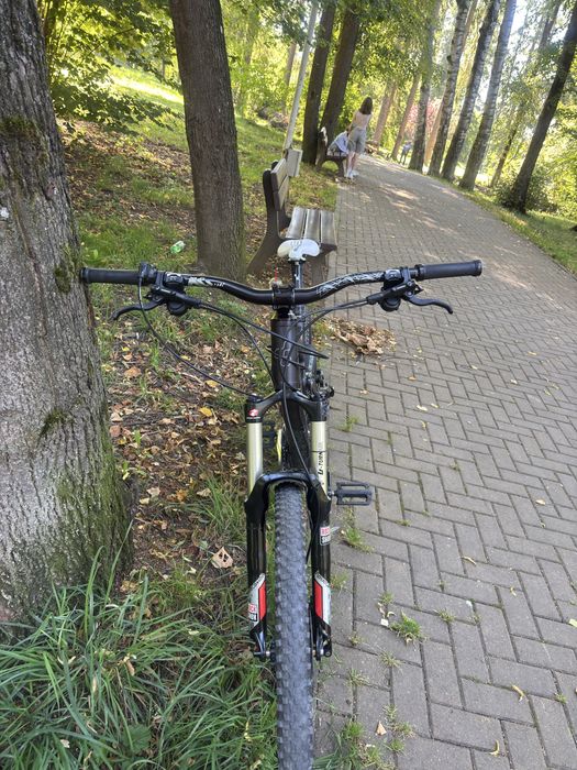 Vând bicicletă full suspension qube