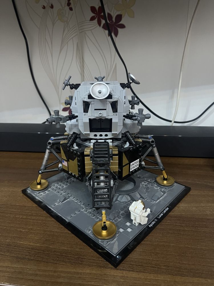 Lego creator NASA Apollo 11 10266