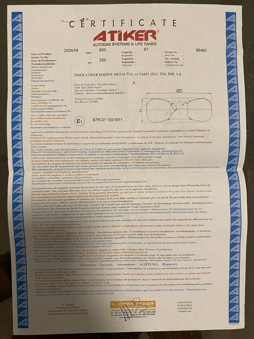 Части от газова уредба, дюзи, компютър и бутилка.