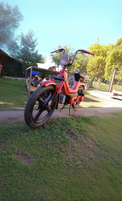 Vînd piaggio si ...