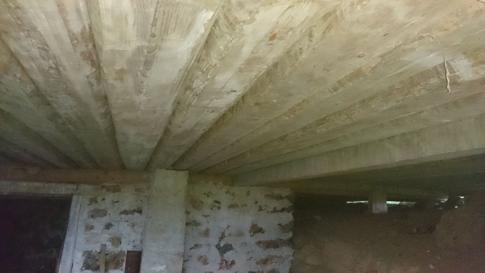 Cabană pretabilă pentru mutat din bârne groase, îmbrăcată în draniță..
