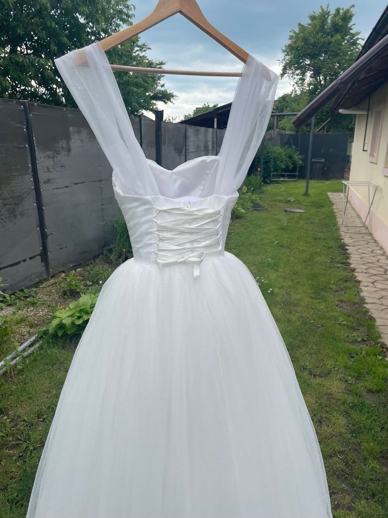 Rochie de mireasa și voal