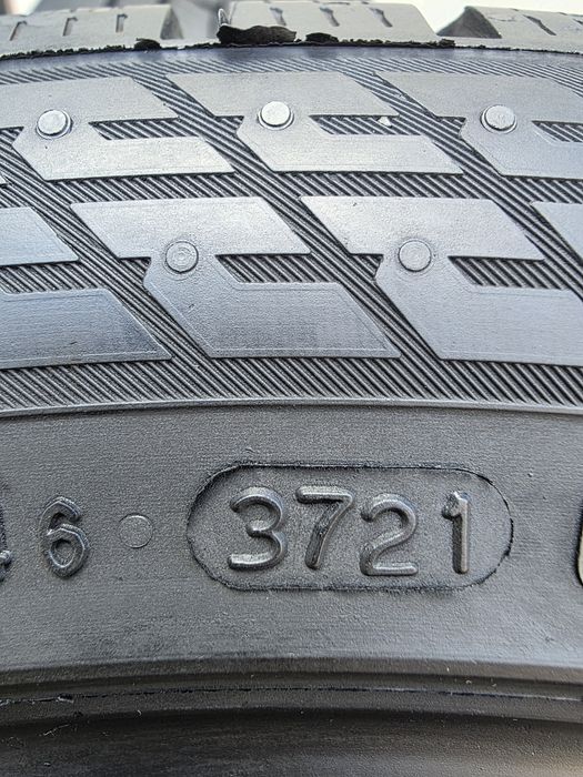Vând patru anvelope de iarna 235 45 18  nexen/  nokian