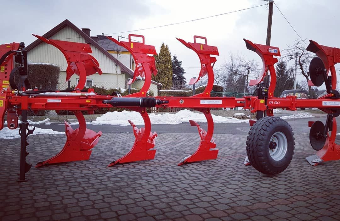 Plug agricol reversibil hidraulic brazde latimea BOMET AGRO-MASZ