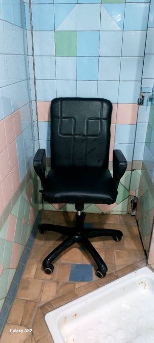 Ofisnoy kreslo sotiladi