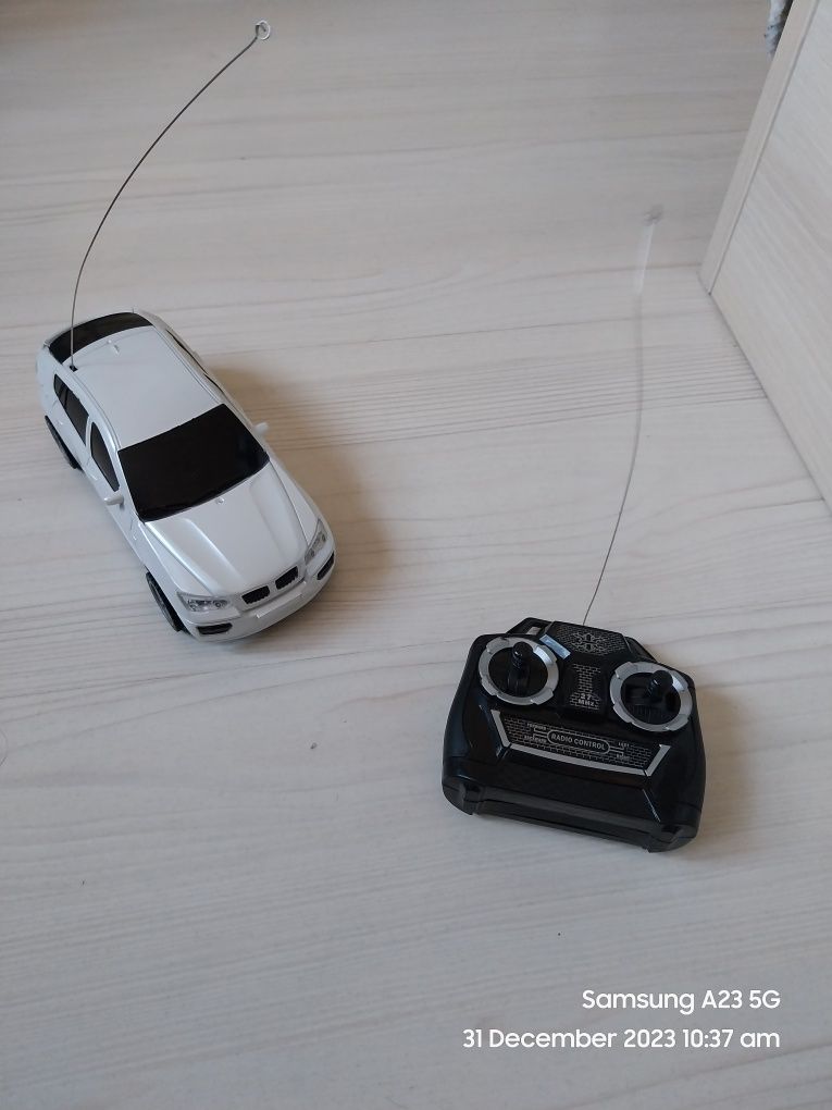 Mașinuța de jucărie BMW vine fără baterii