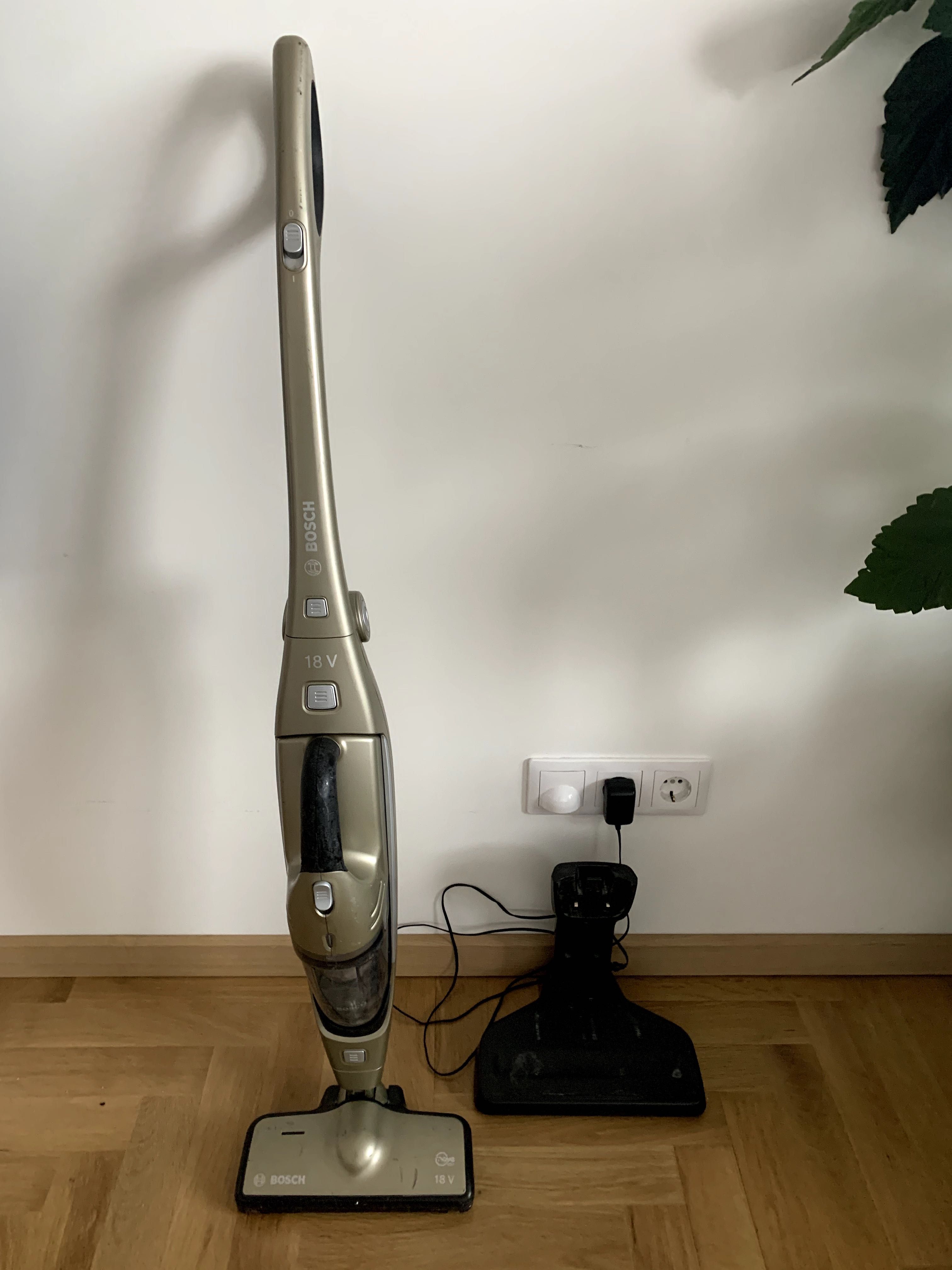 Bosch_вертикална безжична прахосмукачка_2 в 1_18 V_Li-Ion батерия