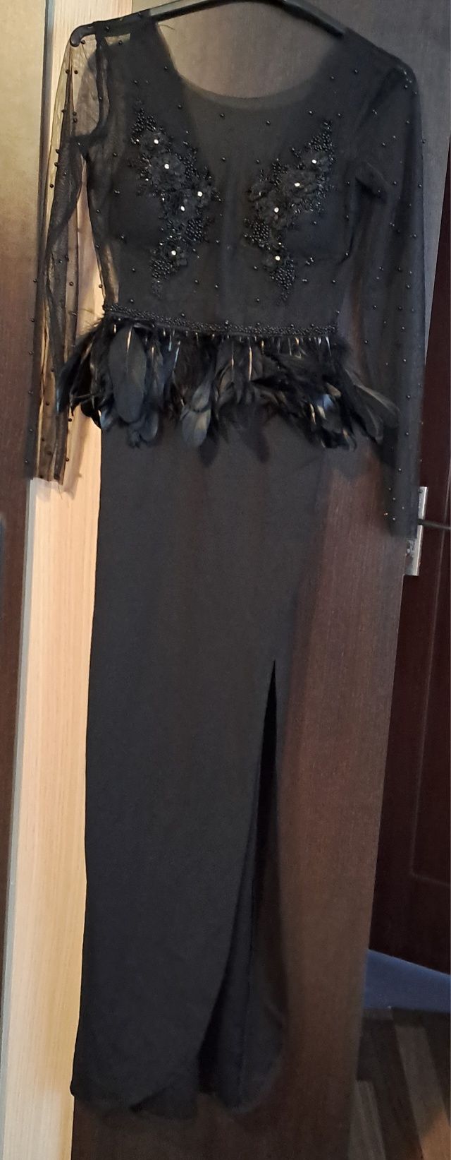 Rochie bby midi eleganta cu dantela și pene negre în talie