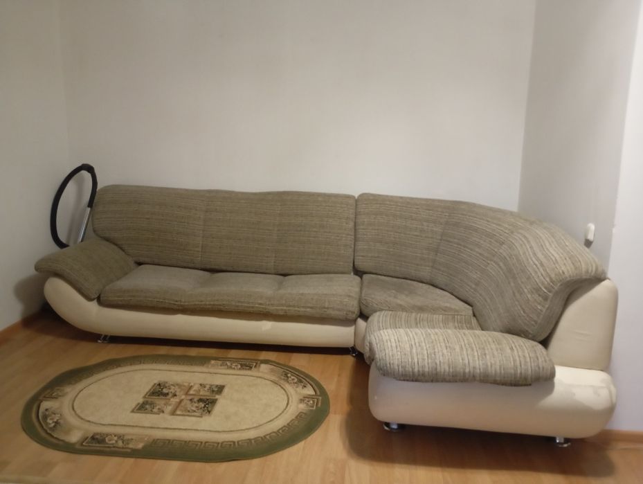 Продаю диван угловой и ещё есть кресло.