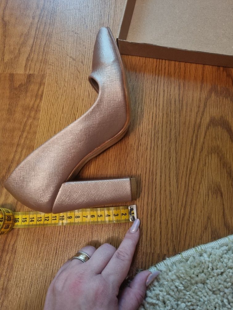 Pantofi aurii purtati cateva minute mas 36