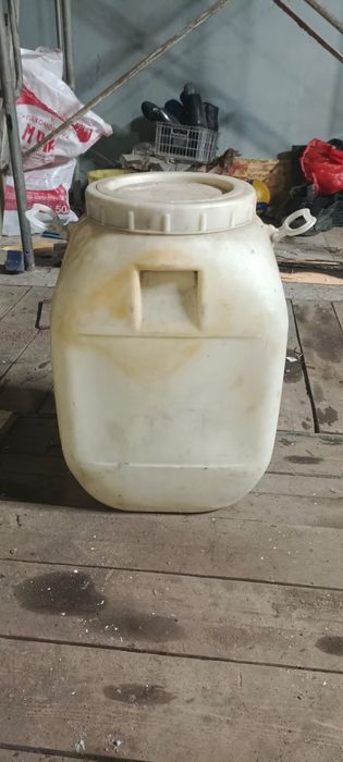 Продам пластиковый бачок для воды