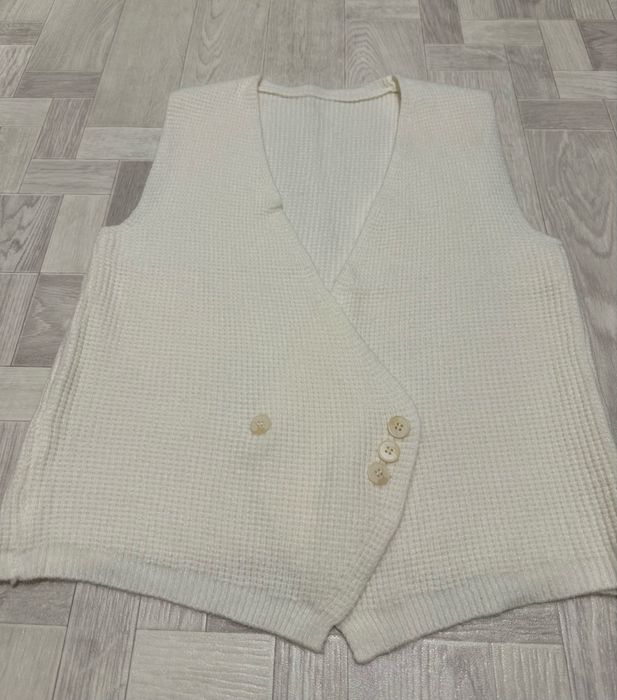 Женские жилетки из вязанного трикотажа