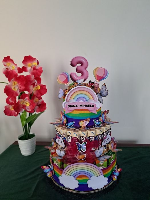 Tort din dulciuri ambalate