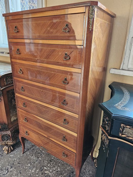 Седмичен Френски комод