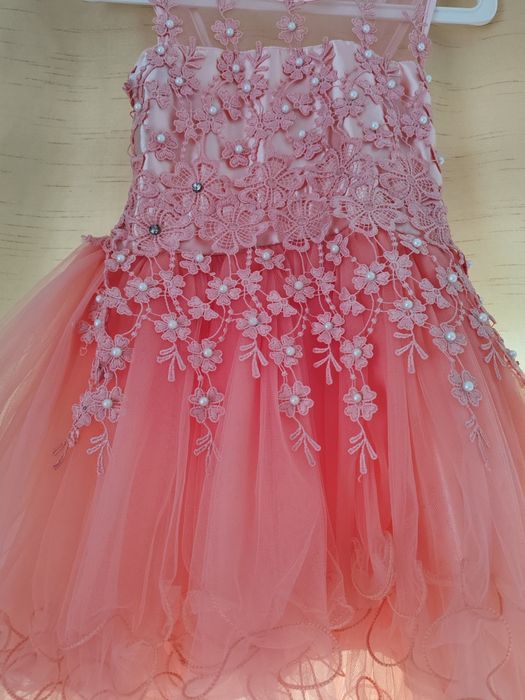 Rochița elegantă cu trena