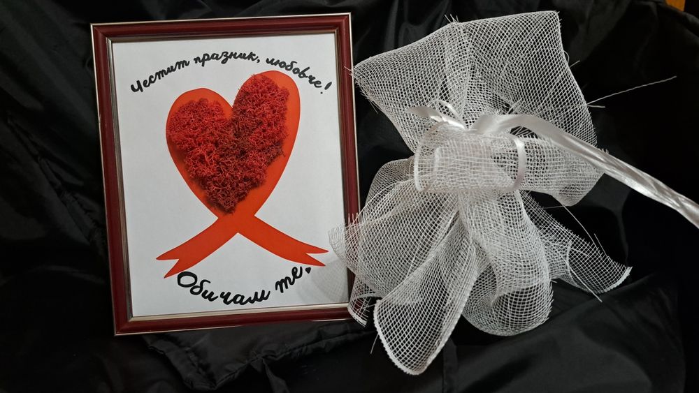 Подаръци, картини, тениски за любим човек.