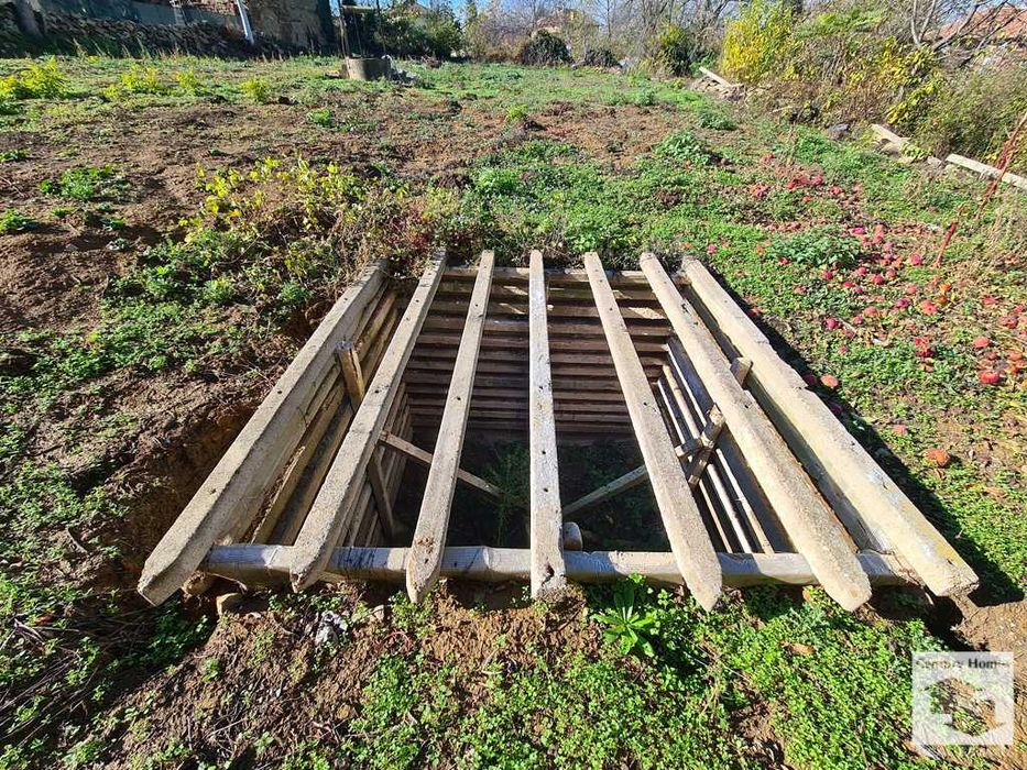 140329 Къща с равен двор и кладенец, в добро състояние, в с. Дъскот