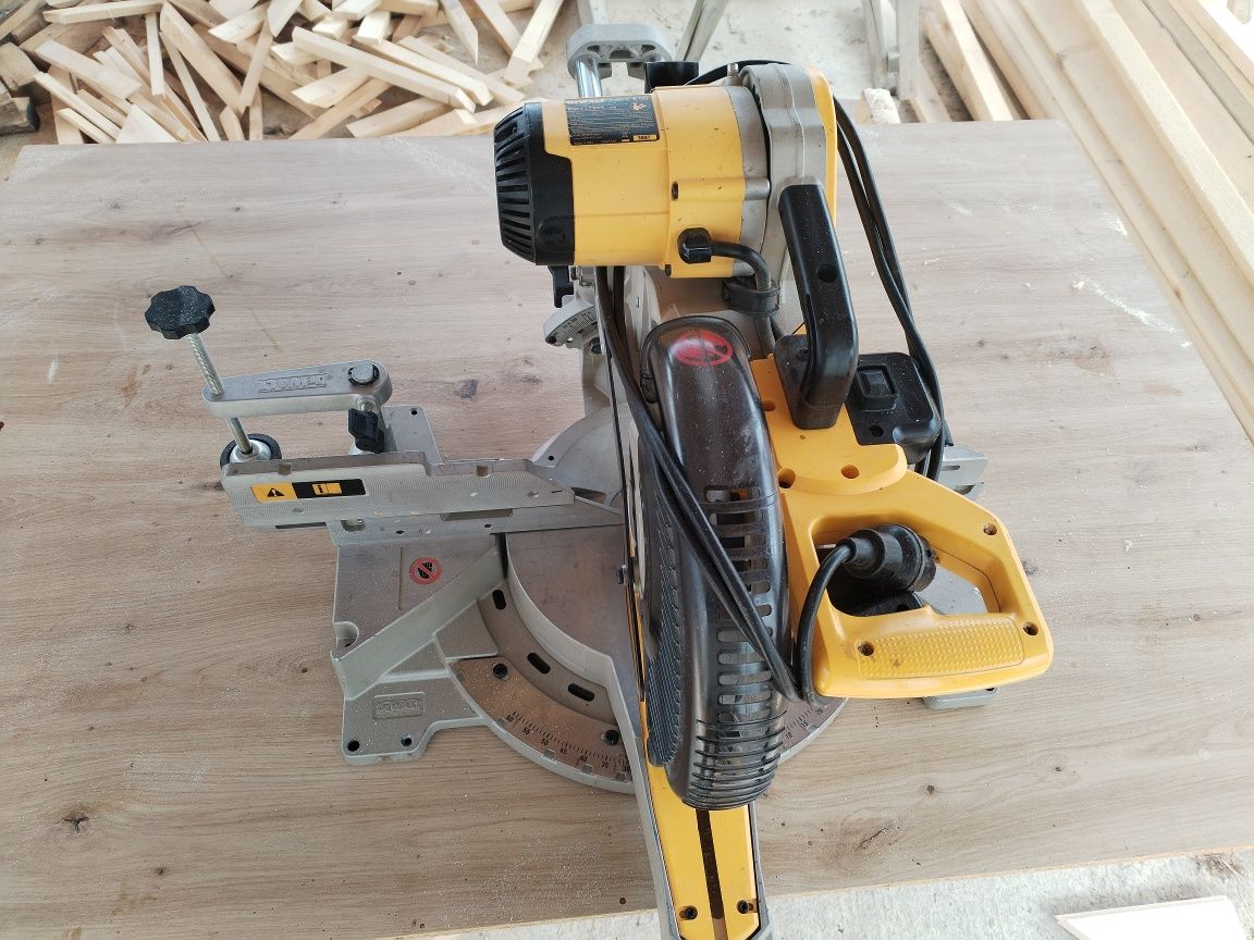 Потапящ циркуляр DeWalt