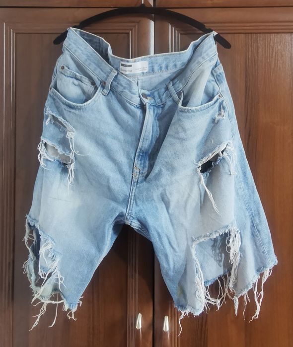 Blugi scurti Bershka Denim, marimea 46,