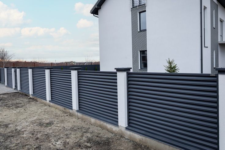 Construim la comanda dvs. garduri si porti din:
- panouri stil jaluzea