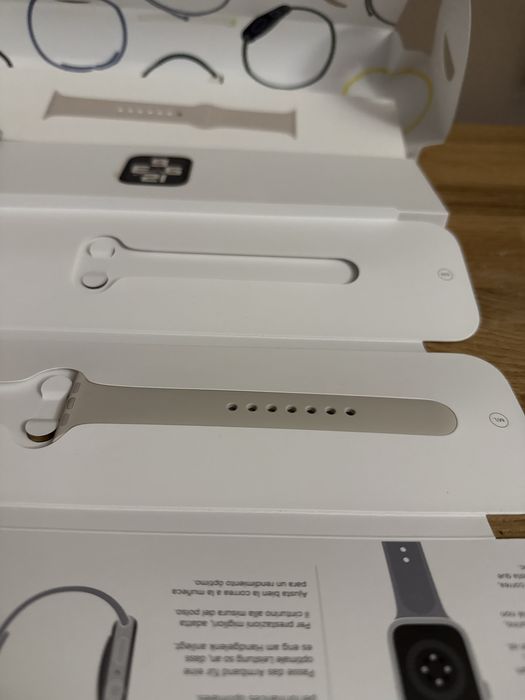 Apple Watch  SE 40mm Starlight Aluminum Case Starlight Sport Band