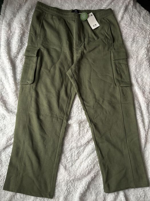 Vand pantaloni noi de la C&A