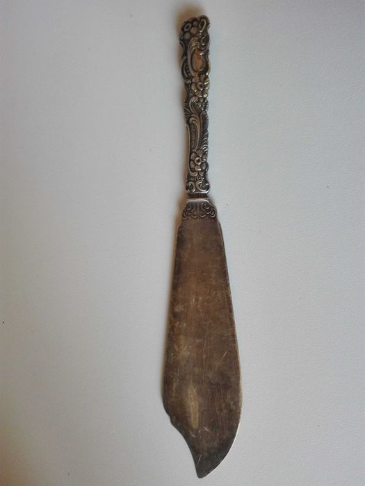 Сервиз за вино и посребрен нож .