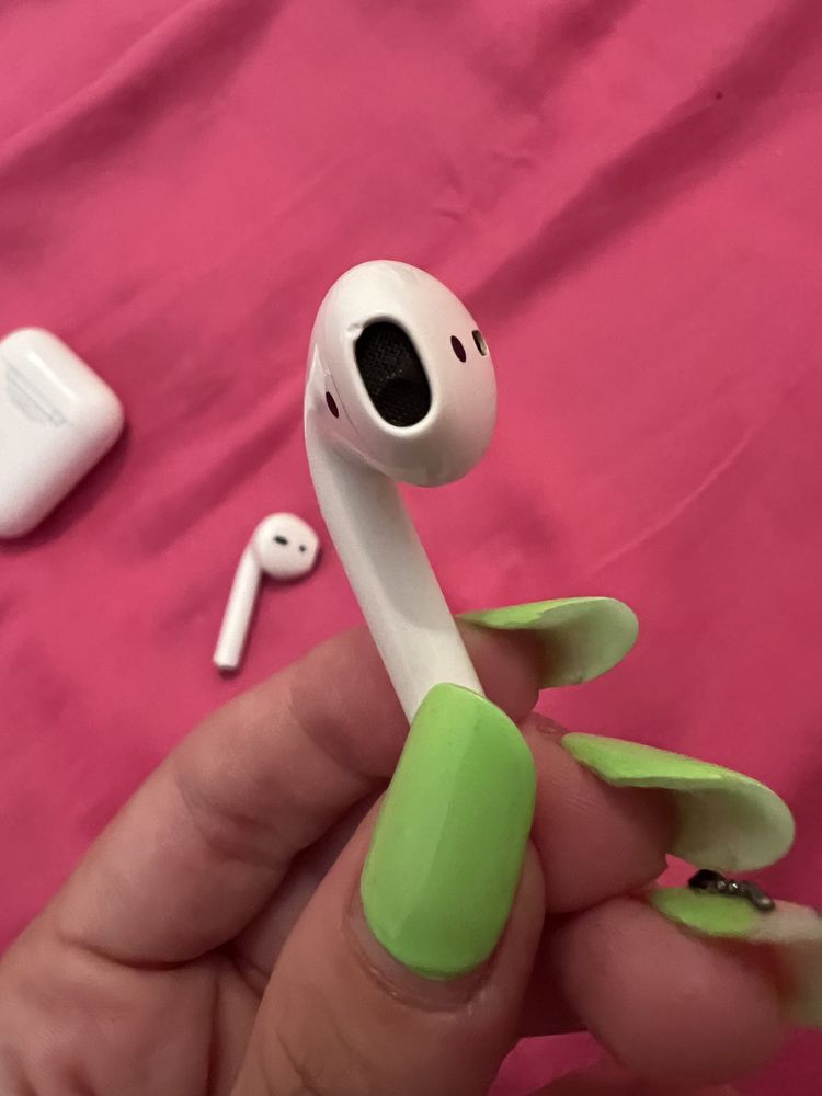 Airpods Gen 2 Lightning + 4 Huse Incluse