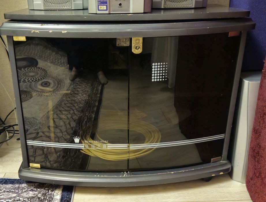 Тумбочка под телевизор многофункциональный. В хорошем состоянии.