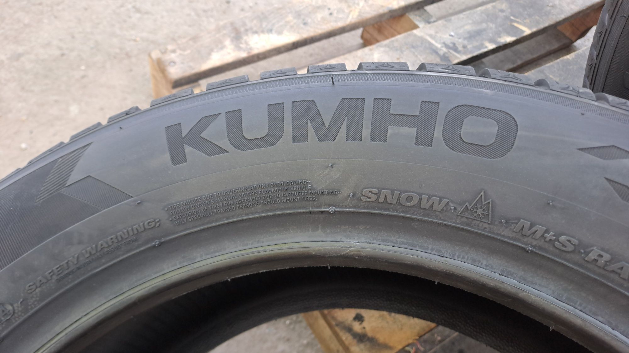 Нови 235/55/17 Kumho Wintercraft WP 52