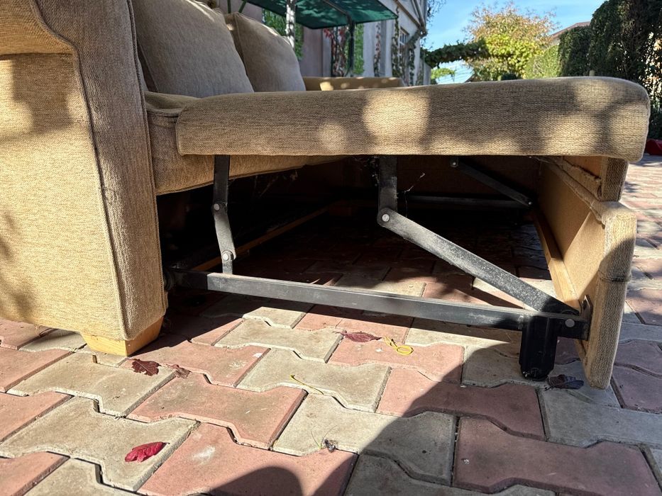 Canapea bej cu picior .Trei perne